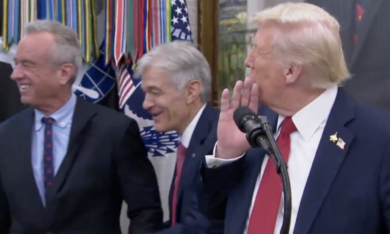 «Φέρτε μου ένα Paxlovid!» – Τραμπ ζητά φάρμακο κατά του Covid ενώ ο Κένεντι φτερνίζεται… δίπλα του